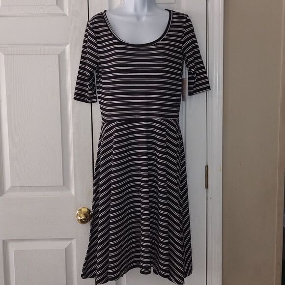 LulaRoe black and white striped Nicole pocket dress  Sz L NWT - Picture 1 of 7